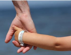Campanha no Rio distribui pulseiras para identificação de crianças no carnaval