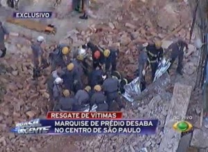 Bombeiros resgatam vítima de escombros / Reprodução/Brasil Urgente Bombeiros resgatam vítima de escombros / Reprodução/Brasil Urgente