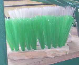 De olho em iniciativas sustentáveis, jovens da Rocinha montam fábrica de vassouras de garrafa PET