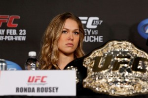 Ronda leva susto, mas mantém tradição e confirma cinturão do UFC com chave de braço no 1º round Ronda leva susto, mas mantém tradição e confirma cinturão do UFC com chave de braço no 1º round