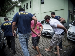 Seis pessoas suspeitas de participação em ataques são presas em Joinville Seis pessoas suspeitas de participação em ataques são presas em Joinville