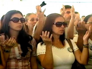 Alunos participaram de um ato ecumênico em homenagem às vítimas do incêndio Alunos participaram de um ato ecumênico em homenagem às vítimas do incêndio