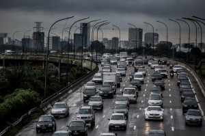 Paulistano volta a enfrentar dificuldades no trânsito após temporal Paulistano volta a enfrentar dificuldades no trânsito após temporal