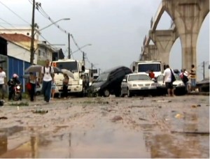 Semáforos quebrados, árvores caídas e falhas em trem dificultam transporte de paulistanos após temporal