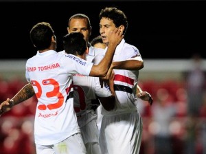 Com a vitória por 3 a 0, no Morumbi, São Paulo passa a Ponte e dorme na ponta da tabela Com a vitória por 3 a 0, no Morumbi, São Paulo passa a Ponte e dorme na ponta da tabela