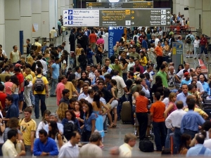 Empresas com voos atrasados podem perder direito de usar aeroportos