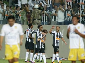 Atlético vence a 3ª seguida na Libertadores e dispara na liderança do Grupo 3