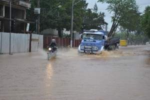 Chuva forte inunda ruas de Itaperuna no Noroeste do Rio de Janeiro