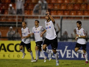Sob muita chuva Corinthians vence Ituano por 3 a 2 em jogo eletrizante