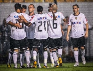Jogadores do Corinthians comemoram gol marcado por Douglas na partida contra o União Barbarense Jogadores do Corinthians comemoram gol marcado por Douglas na partida contra o União Barbarense