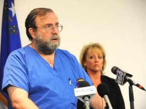 Michael Morkin, da Central Médica de Renown, dá informações sobre os feridos na explosão em coletiva de imprensa