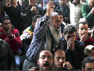 Familiares de condenados pelo massacre em estádio de Port Said entram em desespero e protestam pelas ruas da cidade costeira do Egito