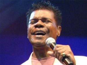 Cantor Emílio Santiago morre no Rio de Janeiro aos 66 anos