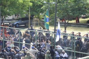 Polícia ocupa conjunto de favelas no Rio de janeiro sem tiros Polícia ocupa conjunto de favelas no Rio de janeiro sem tiros