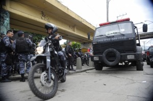 Polícia ocupa conjunto de favelas no Rio de janeiro sem tiros Polícia ocupa conjunto de favelas no Rio de janeiro sem tiros