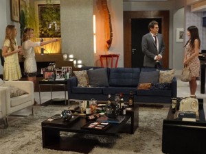 Analú e Juliana não acreditam que Felipe vai se casar com Carolina (Foto: Guerra dos Sexos/TV Globo) Analú e Juliana não acreditam que Felipe vai se casar com Carolina (Foto: Guerra dos Sexos/TV Globo)