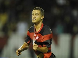 Flamengo vira sobre o Bangu com direito a golaço de Rodolfo em Volta Redonda