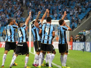 Em noite de luto, Grêmio goleia Caracas pela Libertadores da América Em noite de luto, Grêmio goleia Caracas pela Libertadores da América