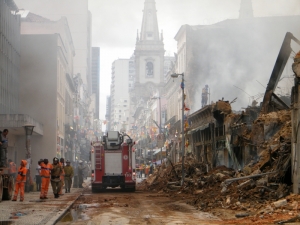 Incêndio atinge dez imóveis na Saara, centro de comércio popular do Rio