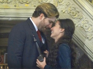 Laura diz que Edgar é o melhor marido do mundo (Foto: Lado a Lado / TV Globo) Laura diz que Edgar é o melhor marido do mundo (Foto: Lado a Lado / TV Globo)