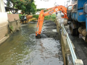 Prefeitura faz limpeza em valão e enche 40 caminhões com entulho