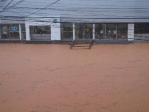 Bairro Coronel Veiga já registra grande alagamento (Foto: Rayanne de Paula/Arquivo Pessoal)