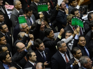 Estados não produtores derrubam veto aos royalties do petróleo