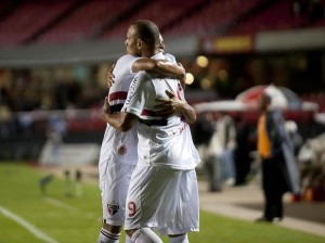 São Paulo vence o Bragantino e segue na liderança do Paulistão