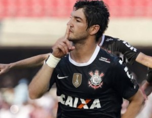 Com gol de Pato e muita polêmica, Corinthians vence São Paulo pelo Paulistão