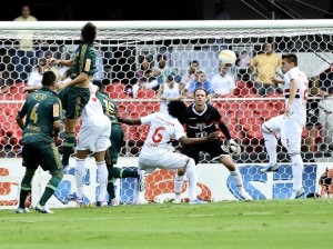 São Paulo lidera após empatar com Palmeiras com um jogador a menos