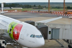 Avião da companhia aérea TAP bateu em uma torre de iluminação do Aeroporto Internacional Juscelino Kubitschek.
