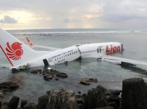 Imagem cedida pela polícia indonésia mostra o avião da companhia Lion Air na água após não conseguir aterrissar no aeroporto de Bali