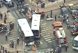 Acidente com dois ônibus deixa 29 feridos e interdita via