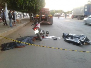 Moto bate na traseira de uma carreta e mata dois jovens na Av. Presidente Dutra (Foto postada por Marcus Vinícius Pelizon - Facebook) Moto bate na traseira de uma carreta e mata dois jovens na Av. Presidente Dutra (Foto postada por Marcus Vinícius Pelizon - Facebook)