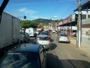 Blitz do Detran em Itaperuna causa tumulto em trânsito e acidente com mulher grávida