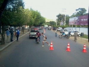 Os motoristas tinham que passar em uma pequena faixa deixada pelos agentes Os motoristas tinham que passar em uma pequena faixa deixada pelos agentes