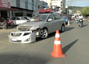 Trânsito tumultuado causa acidente envolvendo mulher grávida Trânsito tumultuado causa acidente envolvendo mulher grávida