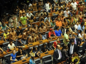 Revoltados contra PEC índios invadem plenário da Câmara Federal
