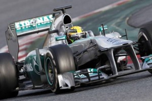 Lewis Hamilton faz a pole position para o Grande Prêmio da China de F1