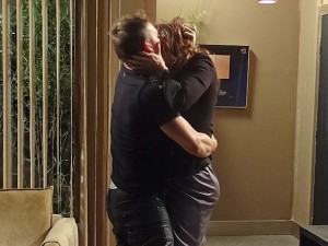 Será que é um novo romance? Lívia e Élcio se beijam (Foto: Salve Jorge/TV Globo) Será que é um novo romance? Lívia e Élcio se beijam (Foto: Salve Jorge/TV Globo)