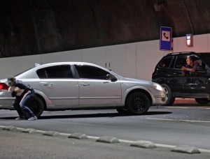 Desesperada, Morena sai do carro com Jéssica no colo (Foto: Salve Jorge/TV Globo) Desesperada, Morena sai do carro com Jéssica no colo (Foto: Salve Jorge/TV Globo)