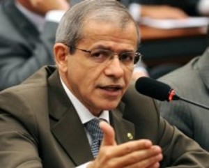 Com o nome formal de PEC 33 e patrocinada pelo deputado petista Nazareno Fonteles (PI) Com o nome formal de PEC 33 e patrocinada pelo deputado petista Nazareno Fonteles (PI)