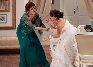 Nieta rasga vestido de noiva de Carolina (Foto: Guerra dos Sexos / TV Globo) Nieta rasga vestido de noiva de Carolina (Foto: Guerra dos Sexos / TV Globo)