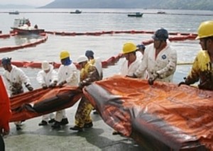 Petrobras é multada por vazamento de óleo no litoral paulista Petrobras é multada por vazamento de óleo no litoral paulista