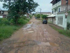 Rua em estado precário prejudica funcionamento de Escola Municipal e Faetec