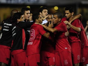 Com gol contra, São Paulo bate Penapolense e avança no Paulistão