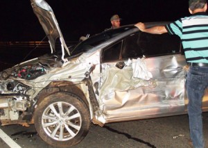 Acidente com três veículos na BR 356 em Itaperuna (Fotos: Renato Freitas) Acidente com três veículos na BR 356 em Itaperuna (Fotos: Renato Freitas)