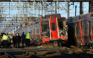 Trens com cerca de 700 passageiros colidem em Connecticut