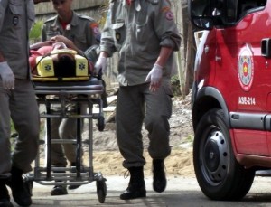 Operário cai de obra e é socorrido pelos Bombeiros ao Hospital São José do Avaí (Foto: Renato Freitas)