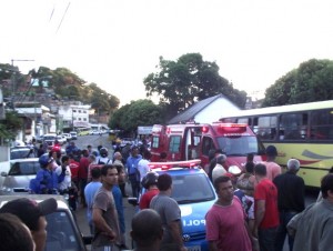 Mais uma vítima fatal no tumultuado trânsito de Itaperuna (Foto: Renato Freitas) Mais uma vítima fatal no tumultuado trânsito de Itaperuna (Foto: Renato Freitas)